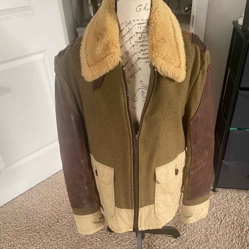 Greetings everyone! This one is a used men’s genuine leather jacket size L.